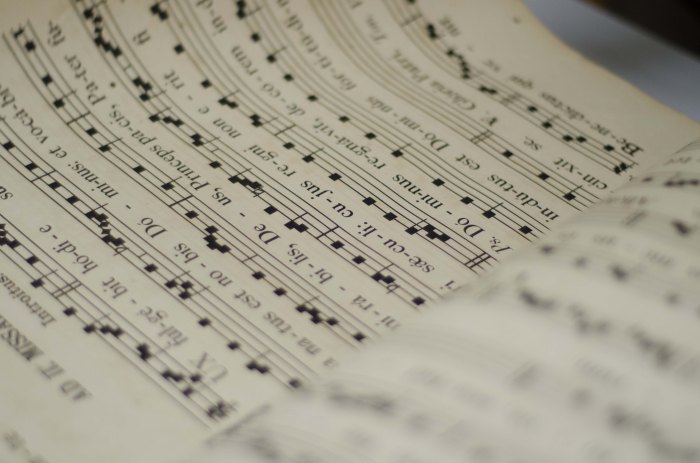 Partitura para canto gregoriano com quatro ao invés de 5 pautas. Foto: Jan Ribeiro